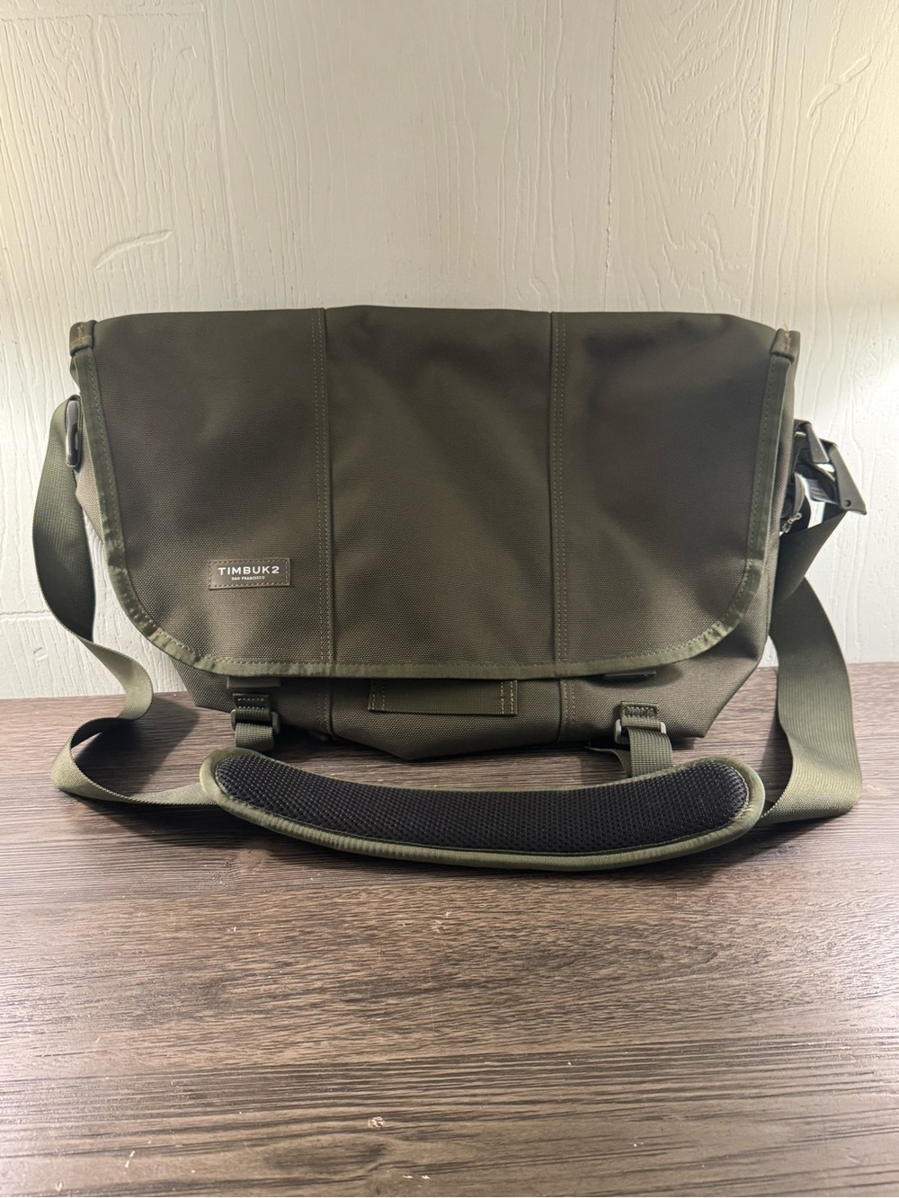 Timbuk2 Classic Messenger Bag Large Olive Army Green Water Resistant Laptop